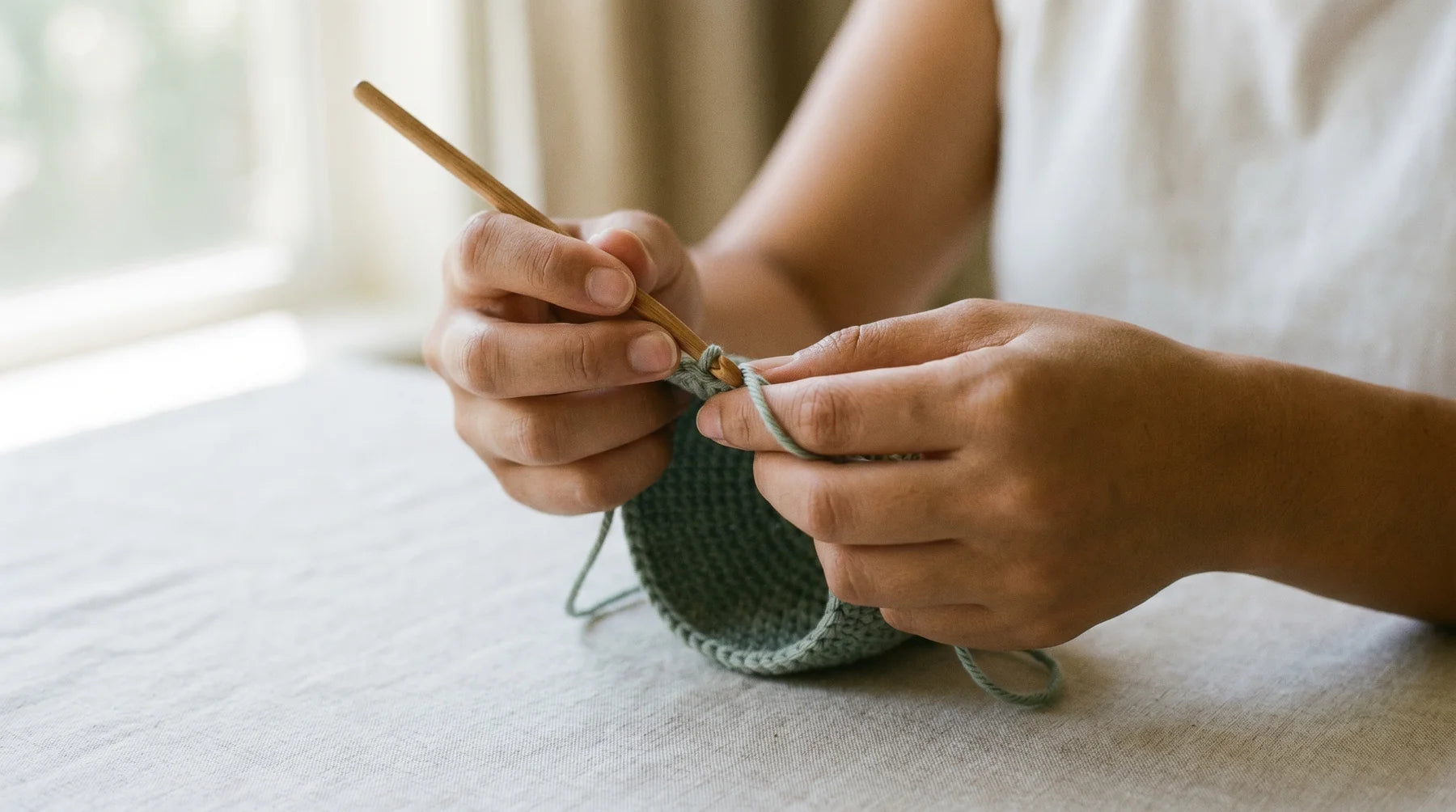 Mãos a fazer crochet, registro editorial